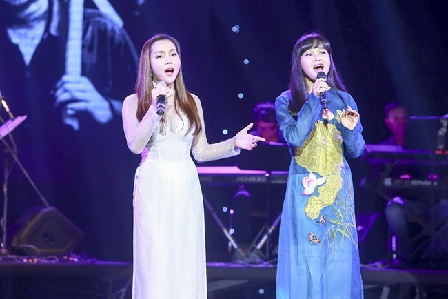 Hai ca sĩ quê Quảng Ninh là Trang Nhung và Ngọc Anh biểu diễn trong đêm nhạc.